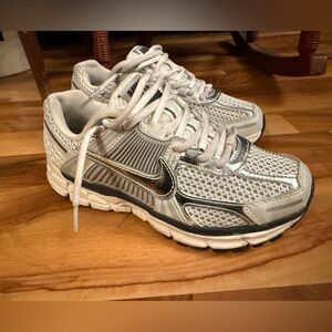 WOMEN'S NIKE ZOOM VOMERO 5 CASUAL SHOES PHOTON DUST METALLIC SILVER SIZE 7